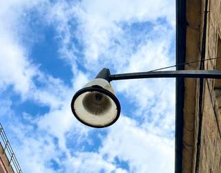 Argiteria publikoa aldatzen dabiltza Durangoko Alde Zaharrean eta Erretentxun