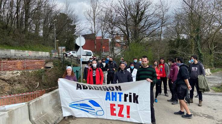 Kamioiak AHTren lanetara sartzeko "udalaren baimenik barik" dabiltzala dio AHT Gelditu Elkarlanak