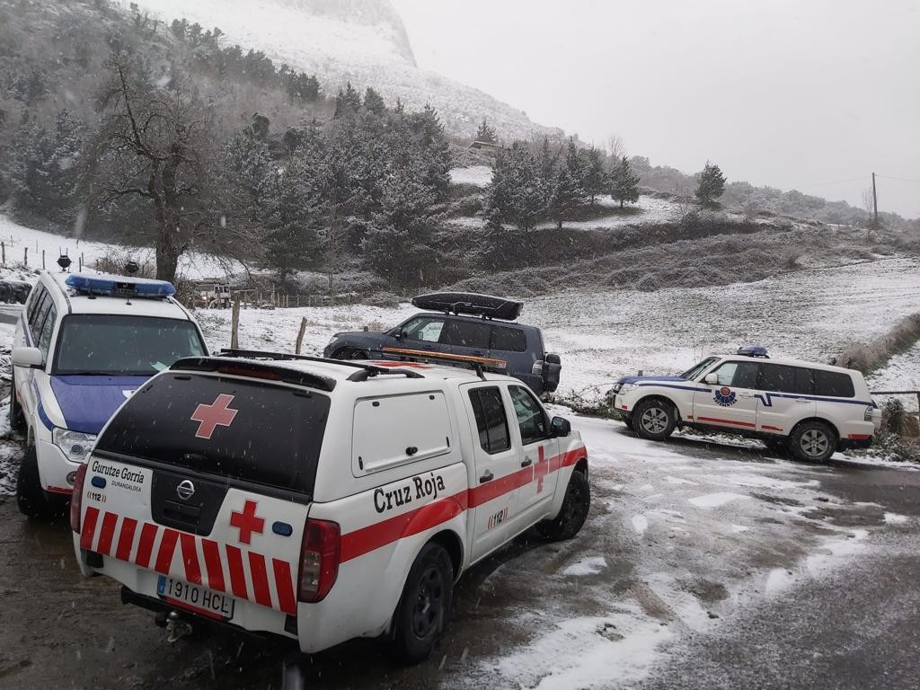 Mendizale bat erreskatatzen ari dira Anboto mendian