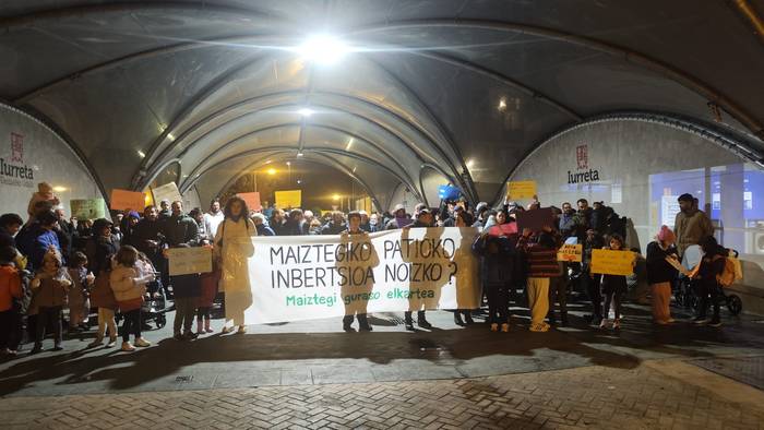 Jendetza batu da Iurretan eskolako jolastokia eraldatzea eskatzeko