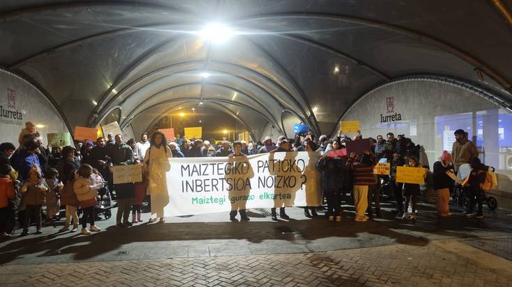 Jendetza batu da Iurretan eskolako jolastokia eraldatzea eskatzeko