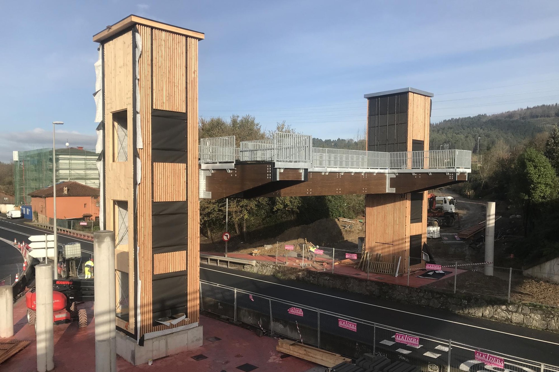 Oinezkoen joan-etorria errazteko pasabidea eraikitzen dabiltza Arriandi auzoan