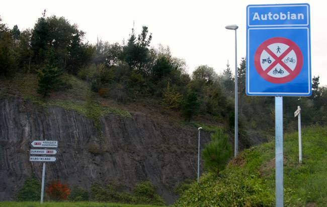Txirrindulari eta traktoredunek Elorrioko saihesbidetik ibiltzeko debekua dute