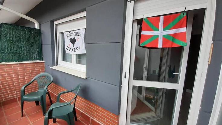 [ARGAZKI GALERIA] Ikurrinez betetako balkoiak konfinamenduan