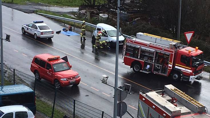 Hiru auto eta kamioi baten arteko istripuaren ondorioz N634 errepidea itxi behar izan dute, Iurretan
