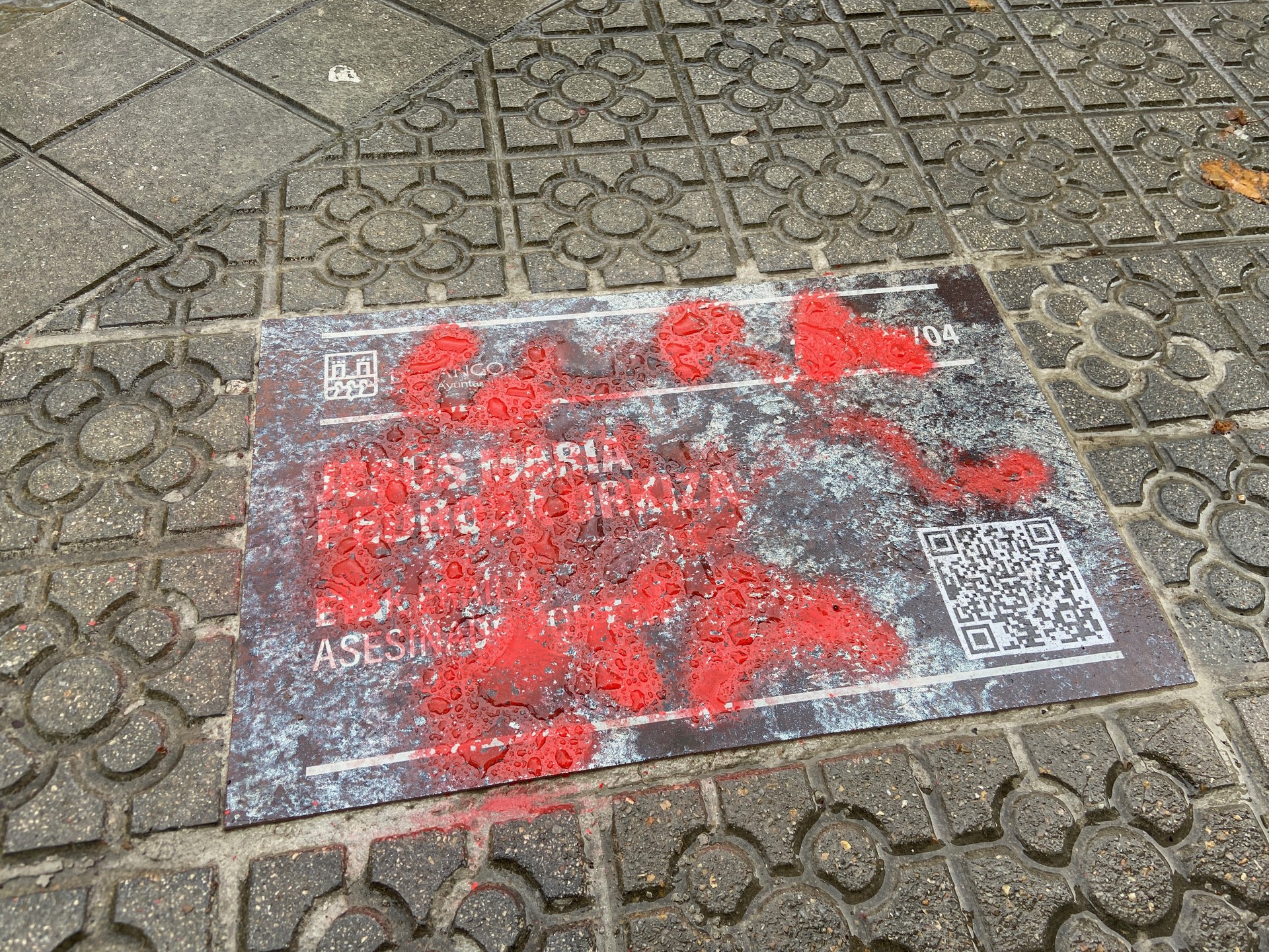 Pintaketak egin dituzte ETAren biktimen oroimenezko plaketan