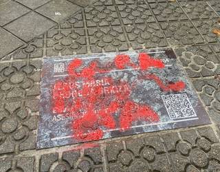 Pintaketak egin dituzte ETAren biktimen oroimenezko plaketan