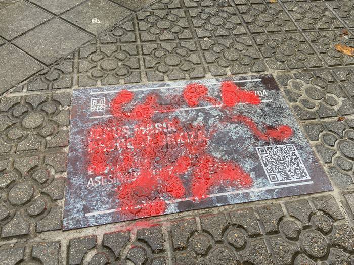 Pintaketak egin dituzte ETAren biktimen oroimenezko plaketan