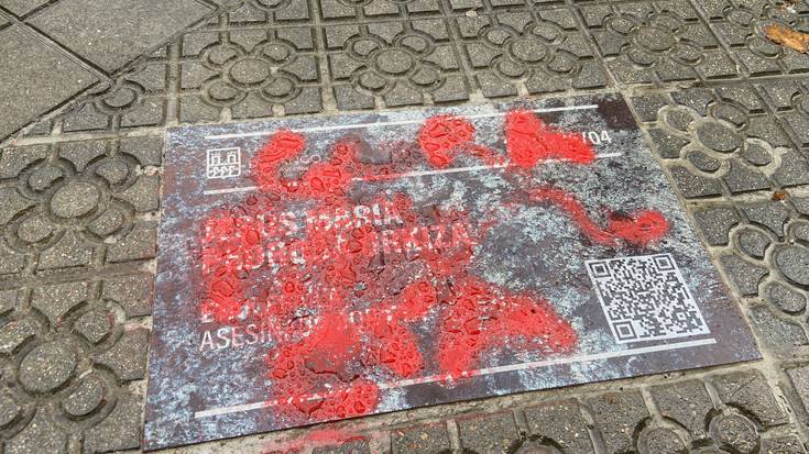 Pintaketak egin dituzte ETAren biktimen oroimenezko plaketan