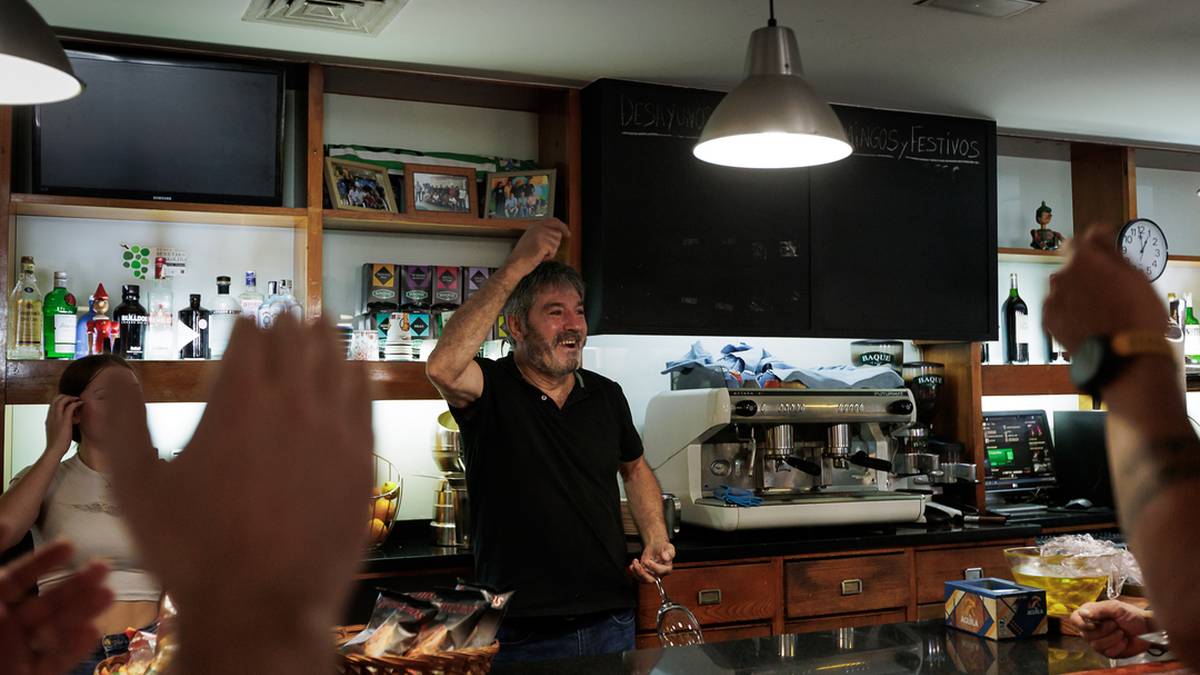 Lankideek, etxekoek eta auzotarrek agur festa hunkigarria egin diote Vancouver tabernako Matias Romerori