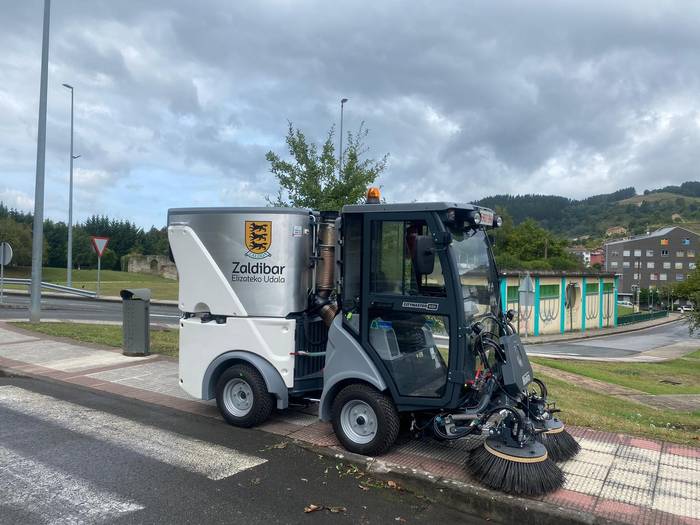 Zaldibarko Udalak makina berri bat erosi du herriko garbiketa zerbitzua indartzeko