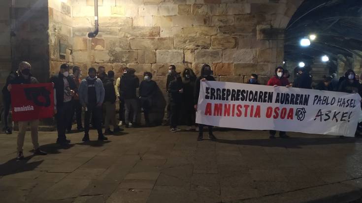 Dozenaka lagunek parte hartu dute Pablo Hasel rap abeslaria babesteko ekitaldian