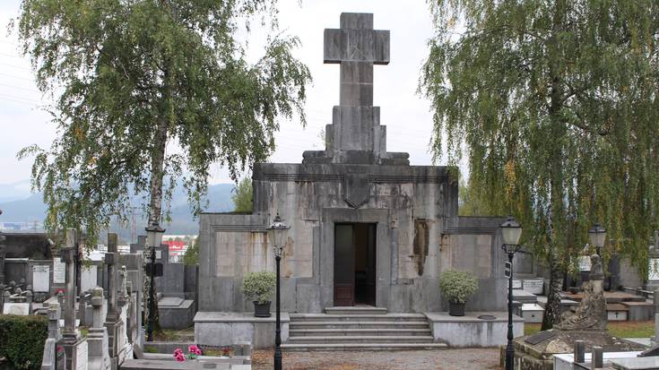 Durango 1936: "Hilerriko kaperak bere kristautasunari eusten dio eta gurutze frankista gorde da bertan"