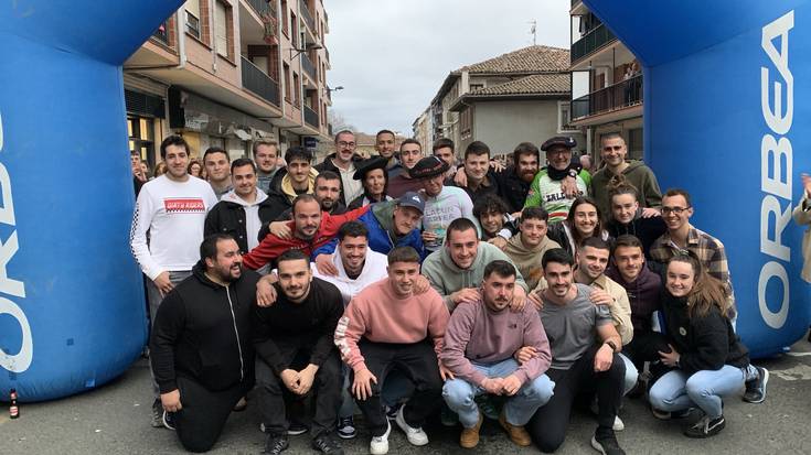 [BIDEOA]: Txalo zaparrada artean hartu dute zaldibartarrek Jon Arrizabalaga eta honen familia