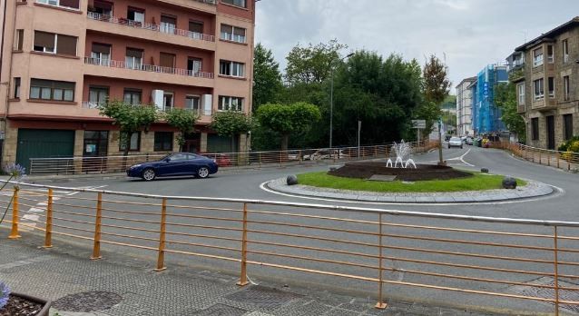 Gizonezko bat atxilotu dute bart Traña-Matienan bikotekideari eta senitarteko bati eraso egitea leporatuta