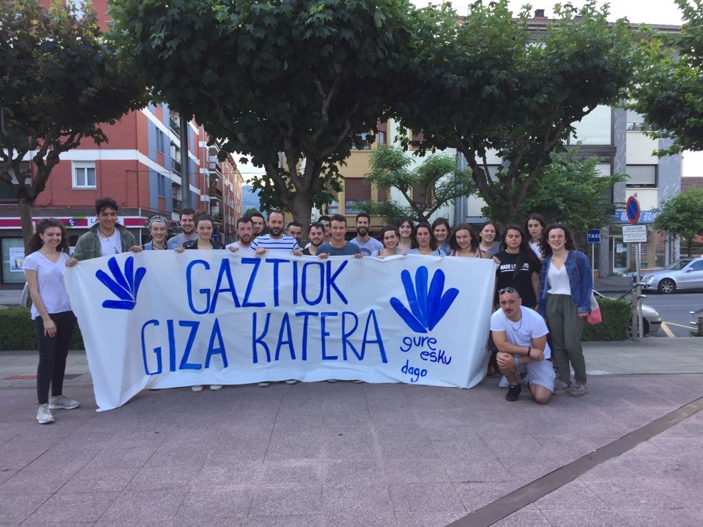 Abadiñoko gazteek domekako giza katean parte hartzeko deia egin dute