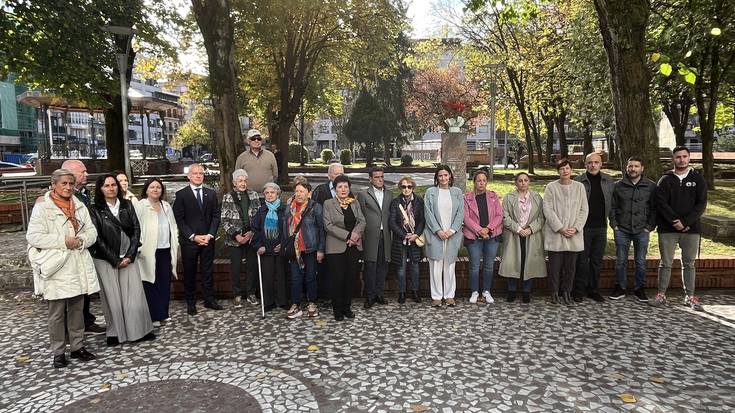 [ARGAZKI GALERIA] Indarkeriaren biktimak omendu dituzte Durangon, Memoriaren Egunean
