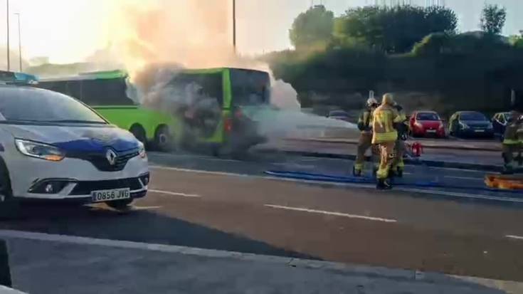 Autobus batek su hartu du Iurretan, N-634 errepidean