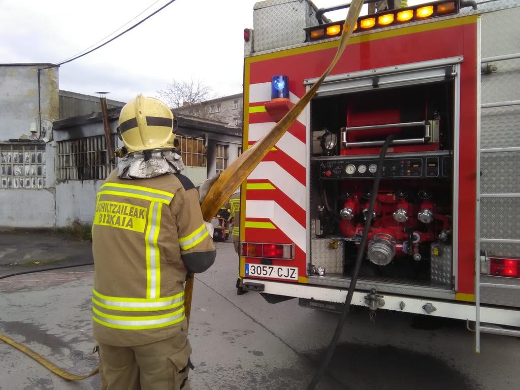 Astolako enpresa batean piztu den sutea amatatu dute suhiltzaileek