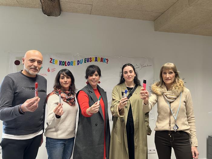 Hausnarketa kolektiboa egitera deitu dute Durangon, Euskararen Nazioarteko Egunaren harira