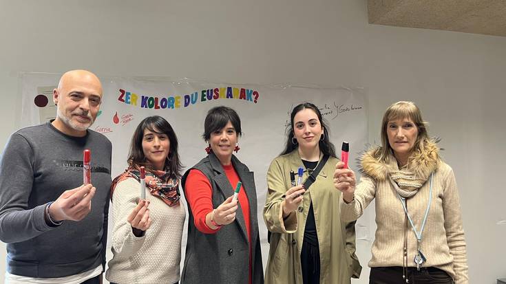 Hausnarketa kolektiboa egitera deitu dute Durangon, Euskararen Nazioarteko Egunaren harira