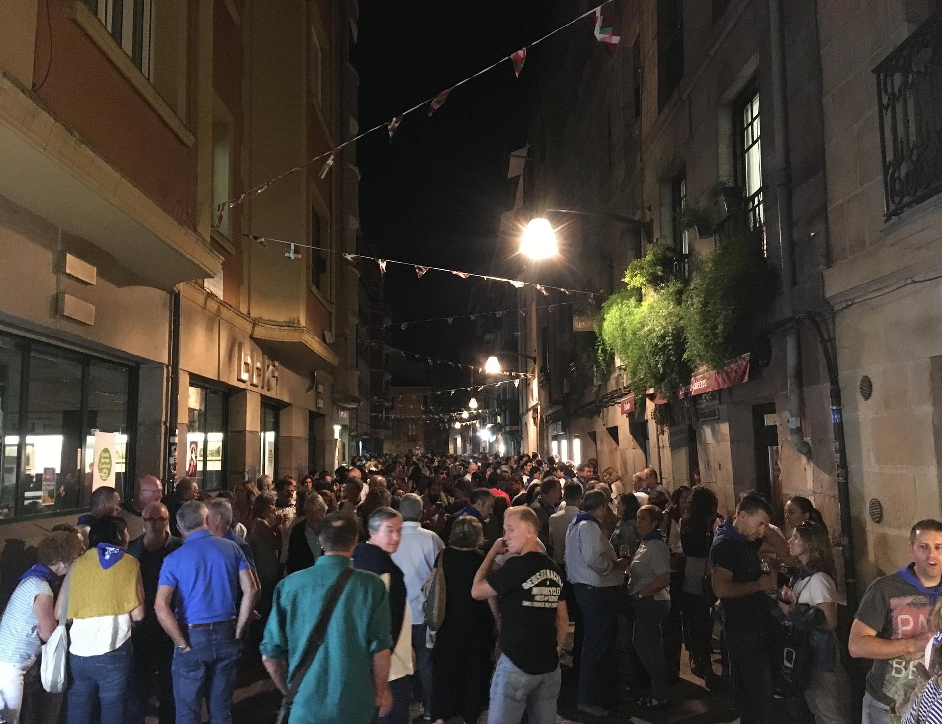 [AZKEN ORDUKOA] Tabernak, jatetxeak, museoak eta kiroldegiak zarratzea agindu du Jaurlaritzak