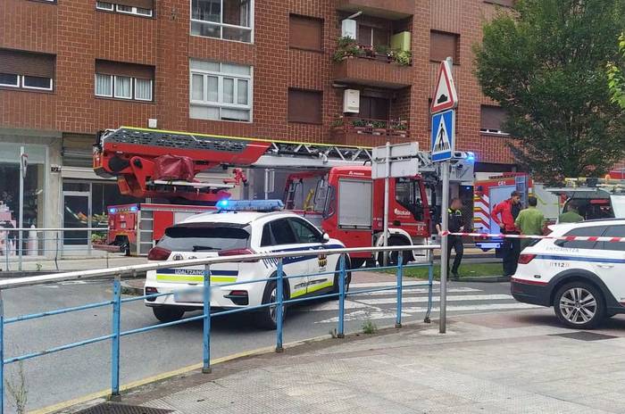 Durangoko Alluitz kalean, garaje bateko kutxa elektrikoan piztu den sua itzali dute suhiltzaileek