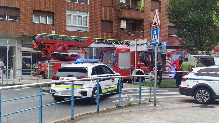 Durangoko Alluitz kalean, garaje bateko kutxa elektrikoan piztu den sua itzali dute suhiltzaileek