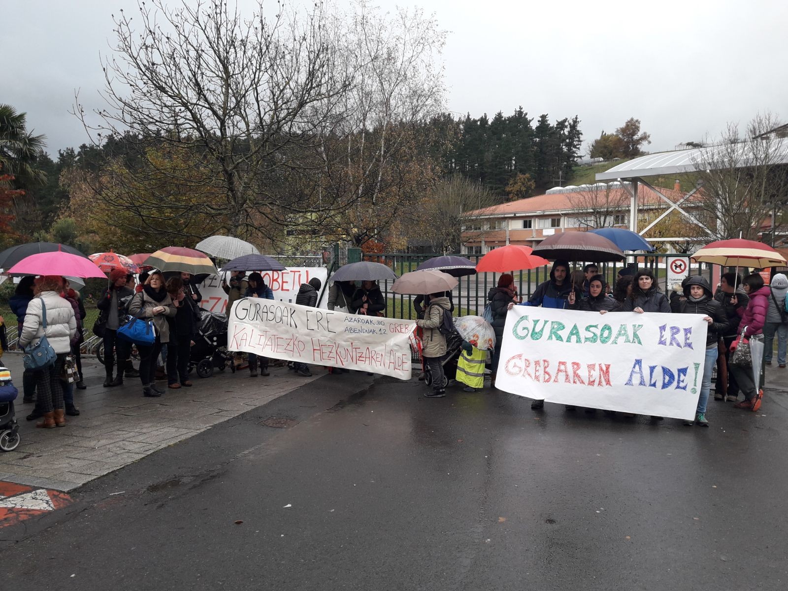 Hainbat gurasok hezkuntza publikoko irakasleen grebarekin bat egin dute