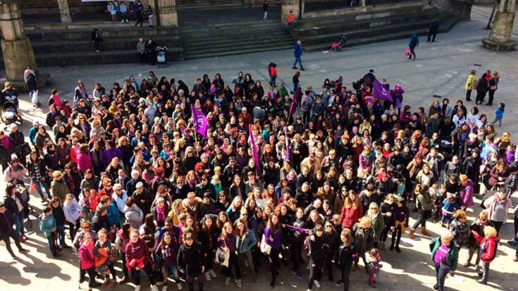 Argazki erraldoia atera dute plazan Elorrioko feministek