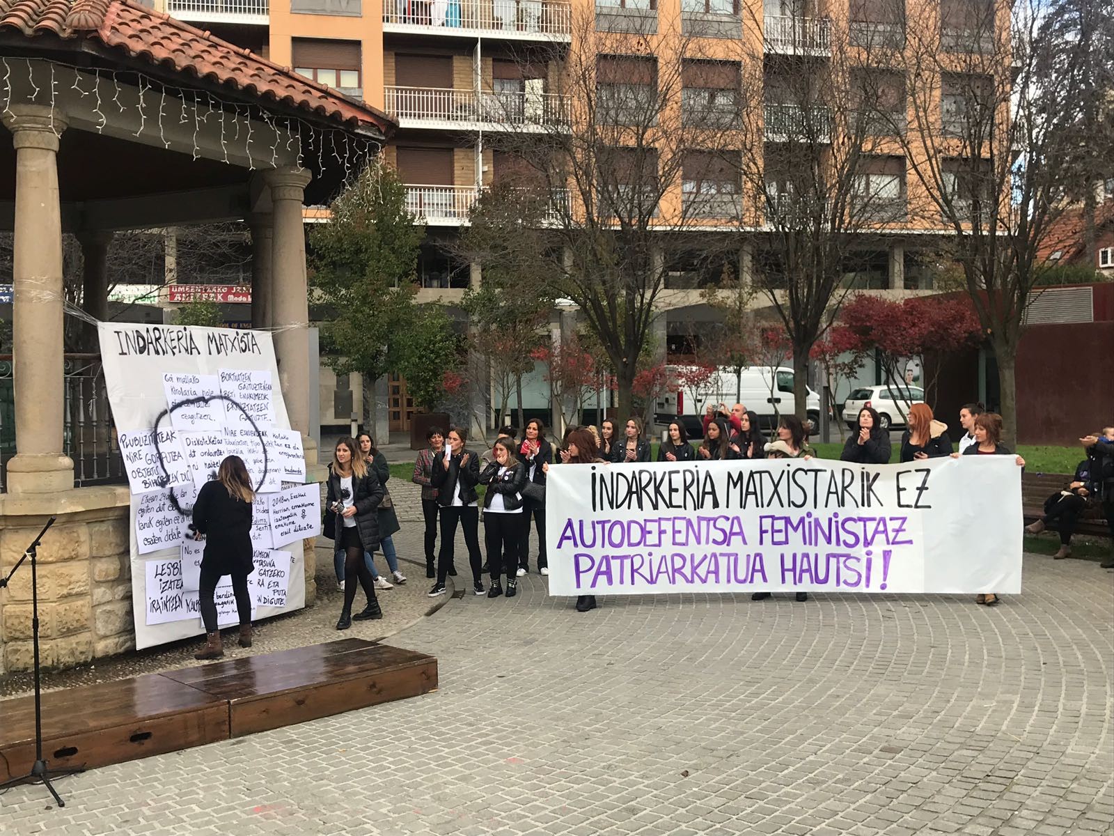 San Silvestre lasterketan kamiseta moreagaz korrika egitera deitu du Zornotzako Talde Feministak