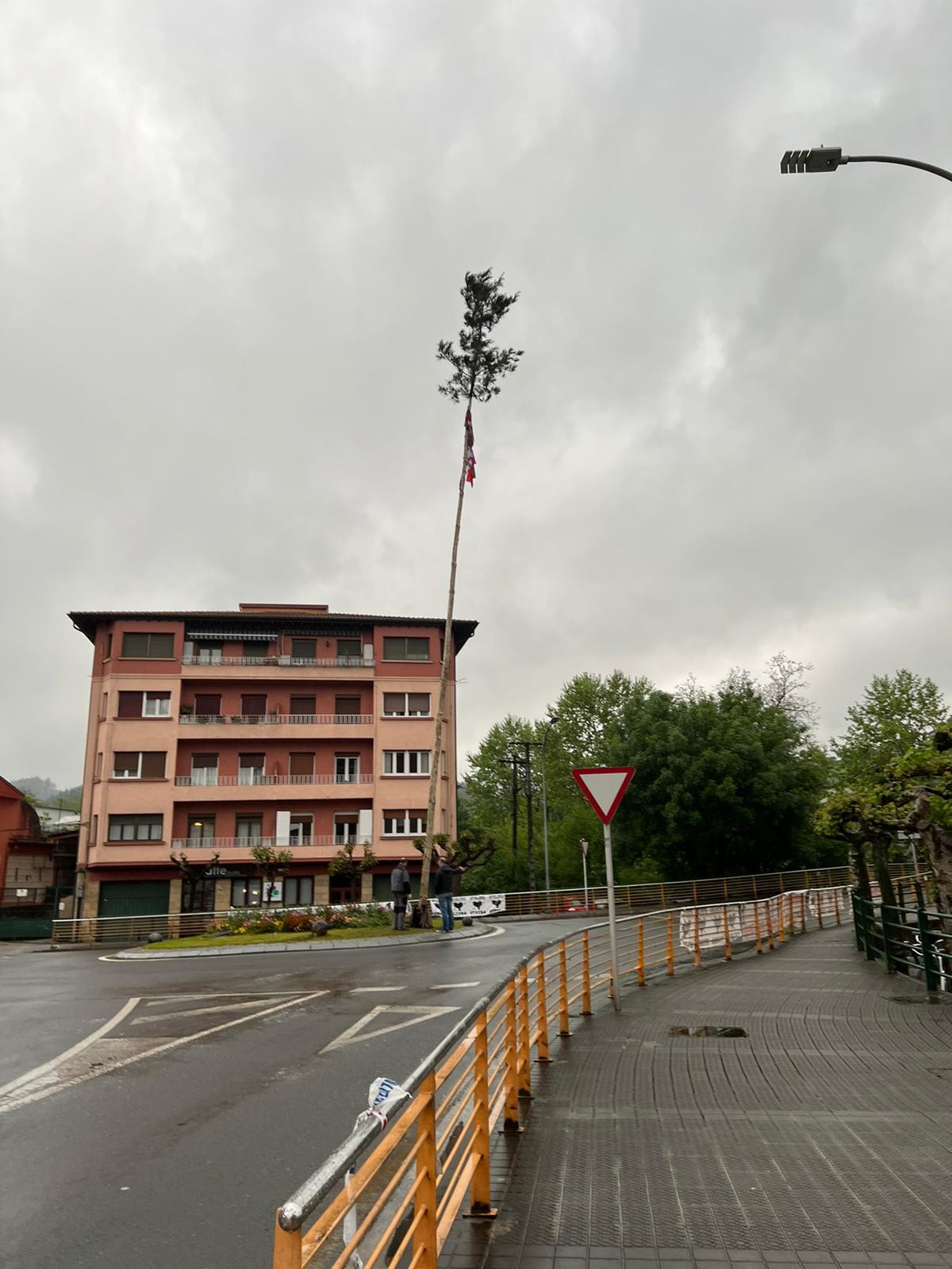 Traña-Matienako Donien Atxa garabi bategaz oinarritik atera eta berriro sartuko dute segurtasuna bermatzeko