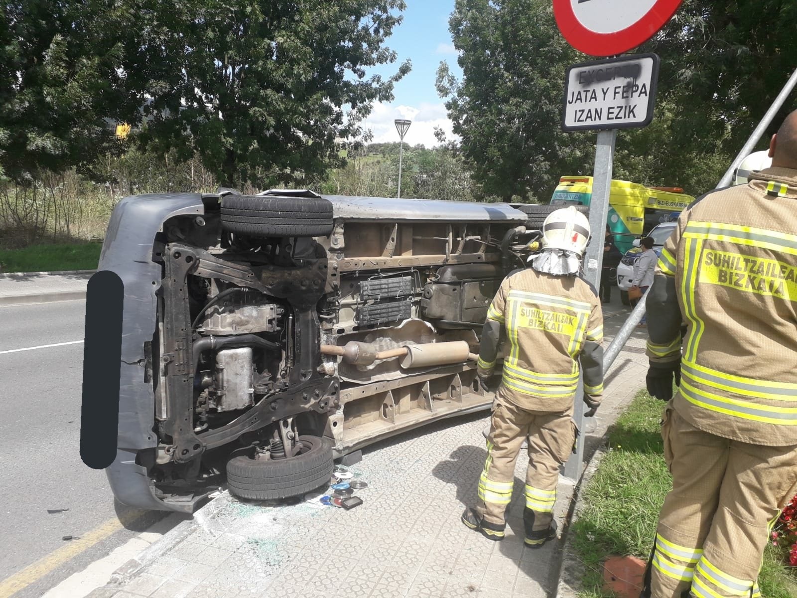 Lagun bat Galdakaoko ospitalera eraman behar izan dute auto istripu baten ondorioz