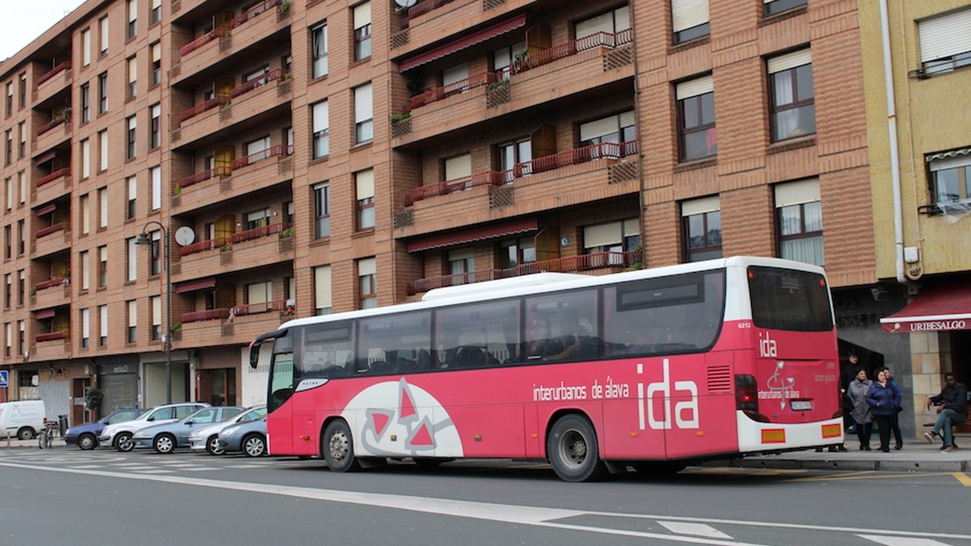 Gasteizerako linean zerbitzu gehiago ipiniko dituzte, eta autobus berriak ere bai