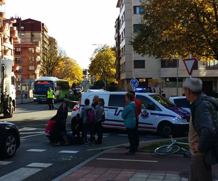 Bizikletan zihoan neska bat harrapatu du auto batek Durangon