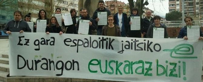 Hamabost eragilek 'Ez gara espaloitik jaitsiko, Durangon euskaraz bizi' ekimenagaz bat egin dute