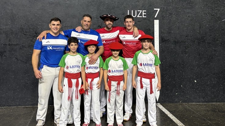 [ARGAZKI GALERIA] Rober Uriarteri sorpresa eman diote Pelota Festen