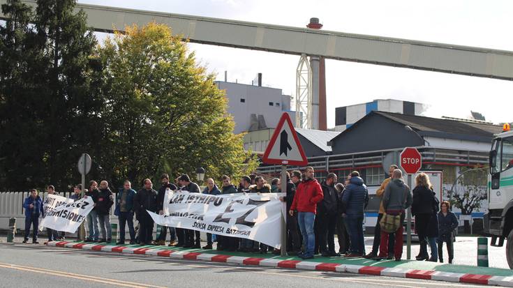 Lan istripu segida eta kaleratzeak "gaitzetsi" dituzte ELAk eta LABek Smurfiten