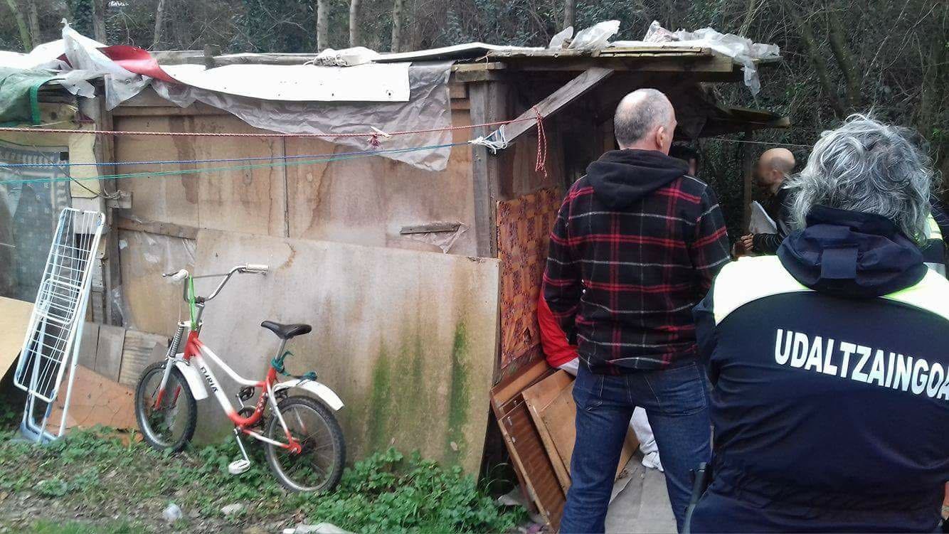 Aramotzeko txabolak botatzen saiatu dira udaltzainak, baina momentuz ez dute lortu