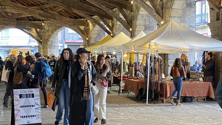 Ipuin kontalariak eta dozenatik gora artisau, Eixuren Gabonetako azokan