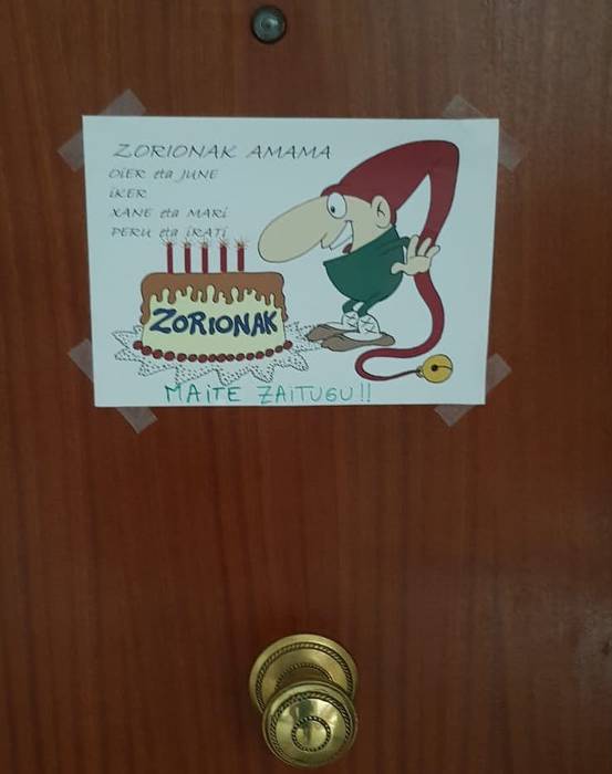 Amama zoriontzeko modu originala konfinamendu egunotan