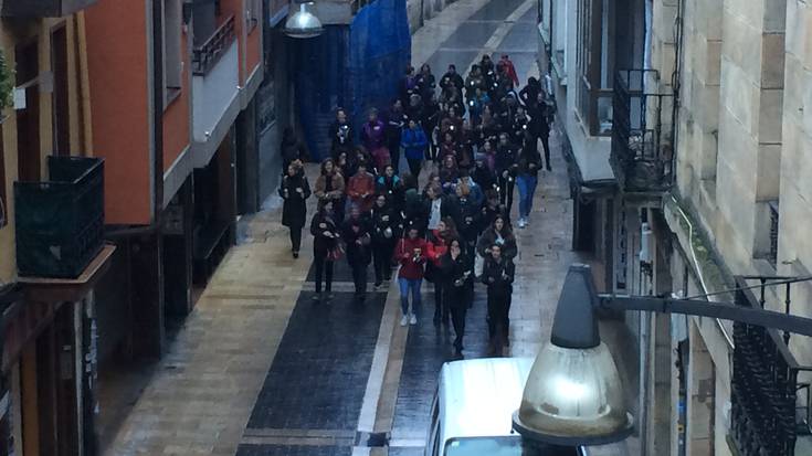 Hainbat kazerolada feministek Durango zeharkatu dute