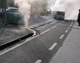 [BIDEOA]: Furgoneta batek su hartu eta suhiltzaileek itzali behar izan dute