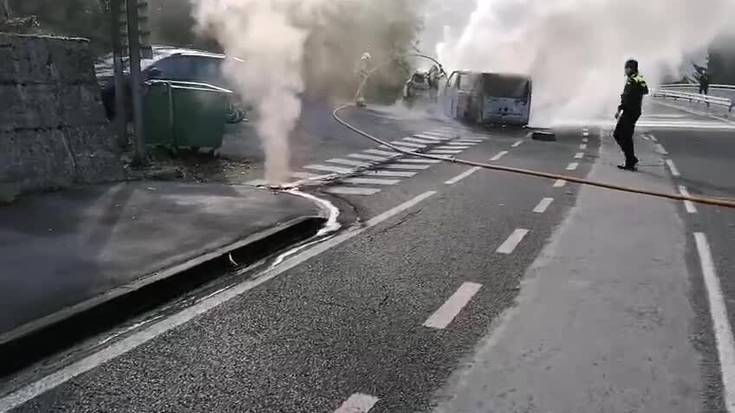 [BIDEOA]: Furgoneta batek su hartu eta suhiltzaileek itzali behar izan dute