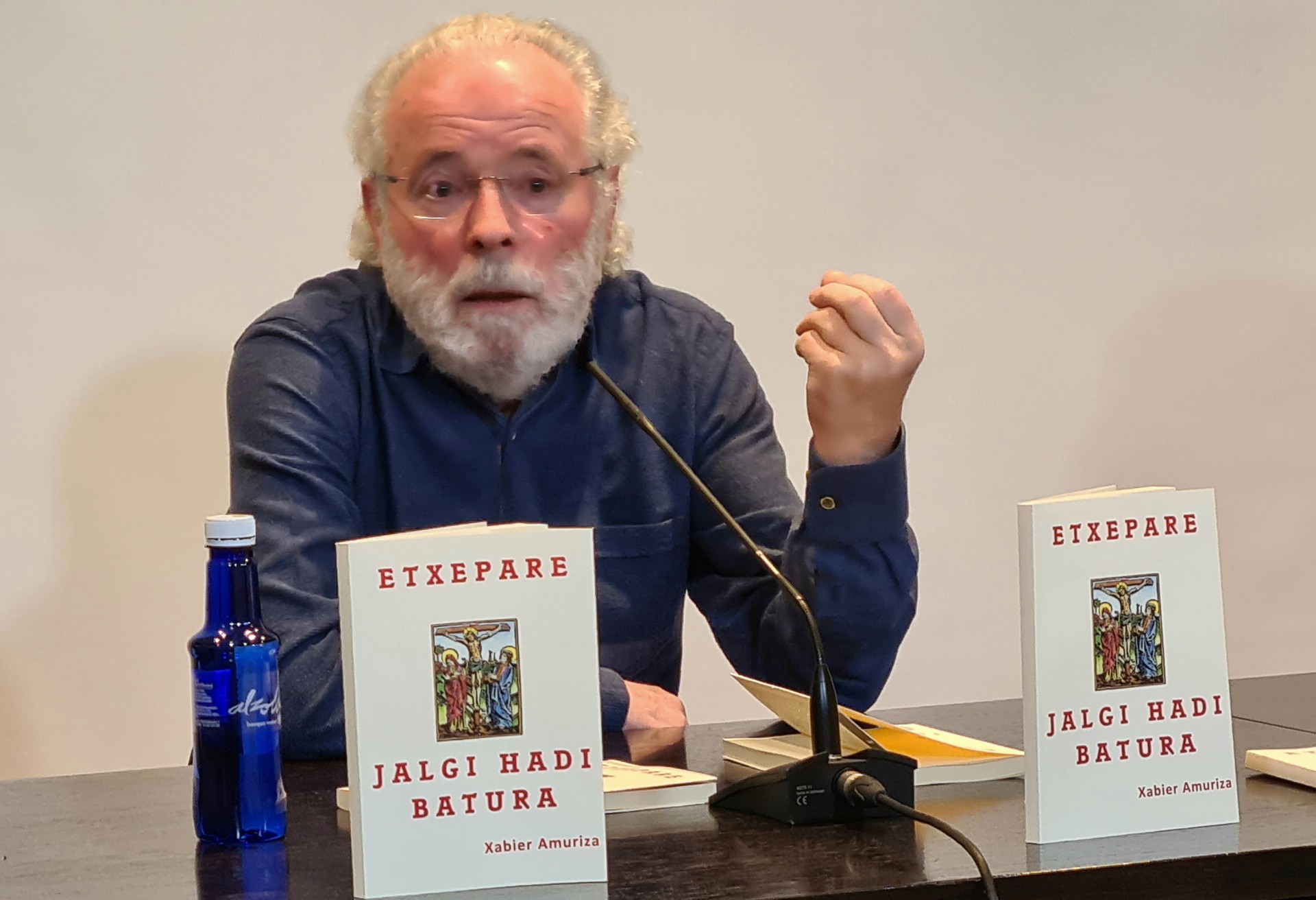 "Ahalegindu naiz Bernart Etxeparek idatzitakoa konpontzen, hobetzen, eta bere estiloa mantentzen"