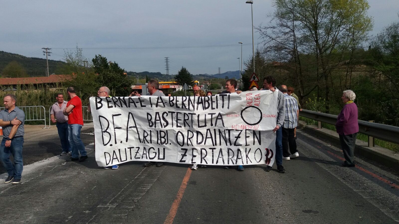 Berna eta Bernabeitiko auzotarrak errepidera irten dira gaur ere protesta egitera