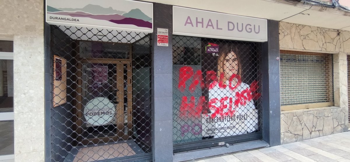 Pablo Hasel rap abeslariaren atxiloketa salatuz pintada egin dute Podemos-Ahal Duguk Durangon duen egoitzan