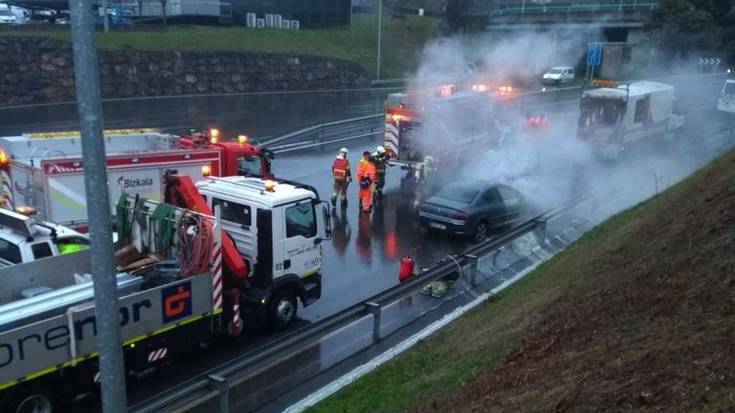 Auto batek su hartu du A8 errepidean, Iurreta parean