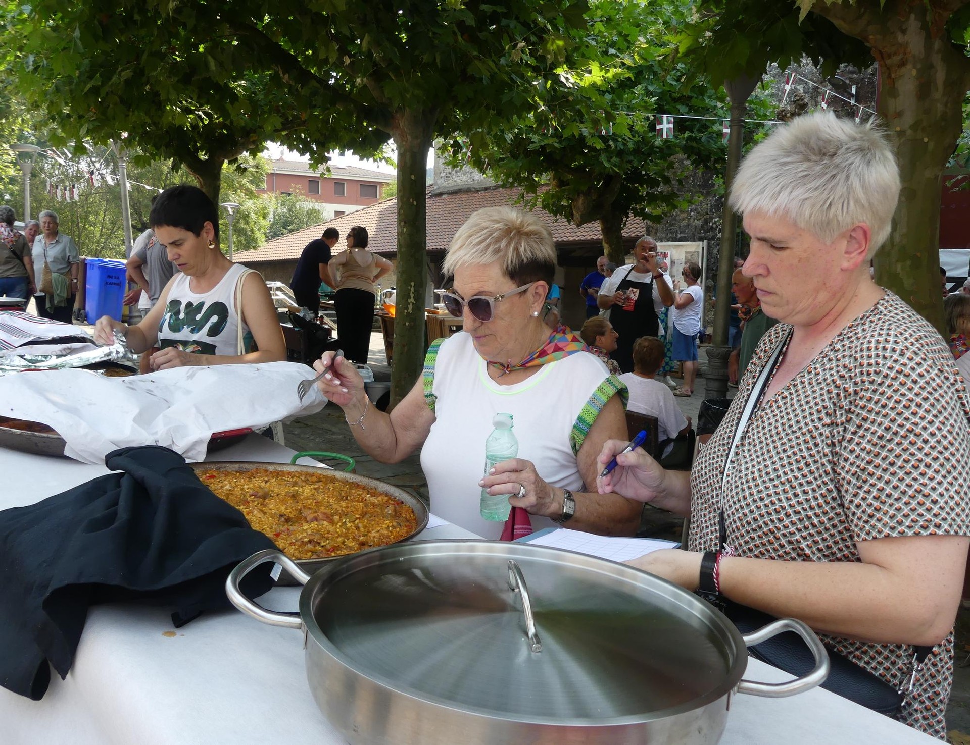 [EGITARAUA]: Paella txapelketa, Olatz Salvador eta Luhartz, besteak beste, Mallabiko Andra Mari jaietan