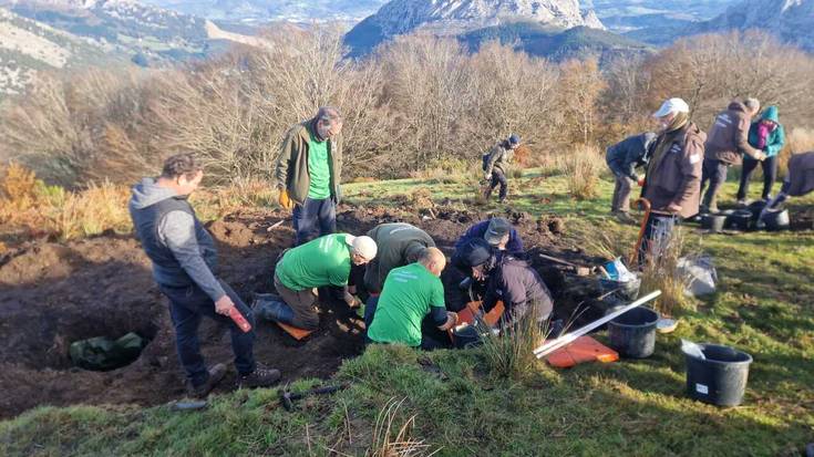 [ARGAZKI GALERIA] Saibigaineko hobitik gorpuzki baten deshobiratzea egin dute gaur